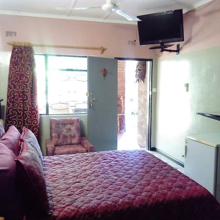 Pennywise Cottages Victoria Falls Kültér fotó