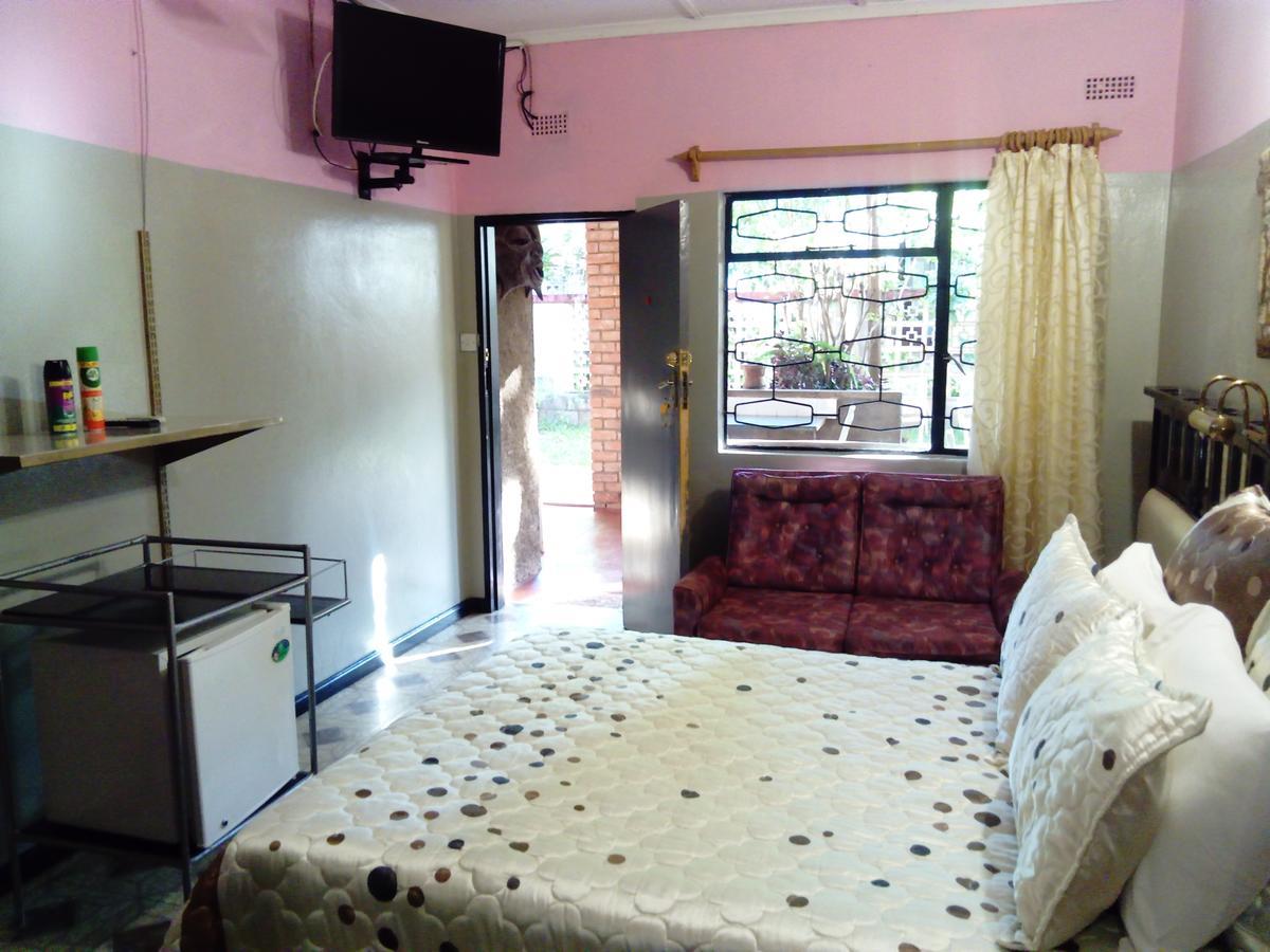 Pennywise Cottages Victoria Falls Kültér fotó